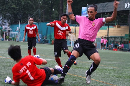 Rocker Phạm Anh Khoa là người cực kì ham mê bóng đá. Anh không chỉ xem mà còn thường xuyên ra sân chơi bóng với bạn bè, đồng nghiệp. (Ảnh: Vsao)